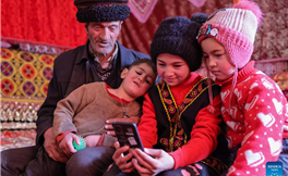 Villagers enjoy better life after relocation in Xinjiang