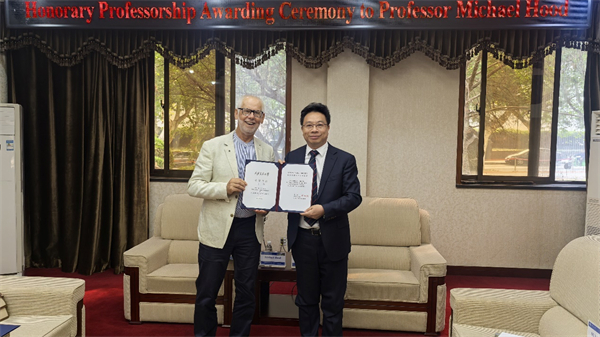 Australian gets XJTU honorary professorship certificate