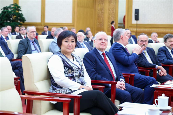 XJTU teacher attends foreign expert discussion in Beijing