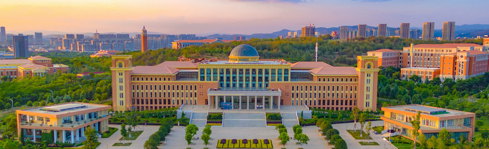 China's Premier visits Yunnan University