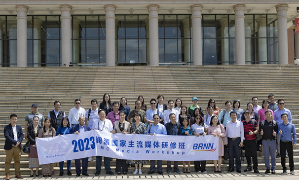 Foreign media workers visit Yunnan University