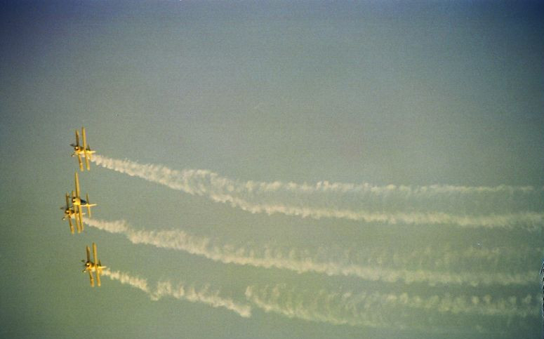 Aerobatic display(1) in 1996 [Photo by Yan Xing]_副本.jpg