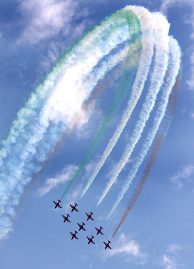 The Indian Air Force Surya Kiran Aerobatic Team peforms(1) in 2008. [Photo by Cheng Lin]_副本.jpg