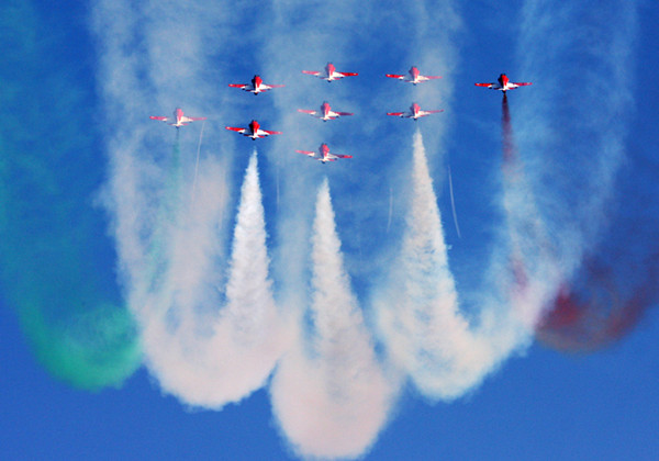 The Indian Air Force Surya Kiran Aerobatic Team peforms(2) in 2008. [Photo by Cheng Lin]_副本.jpg