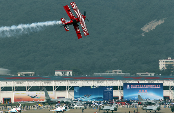 Aerobatic performance(4) in 2010 [Photo by Cheng Lin]_副本.jpg