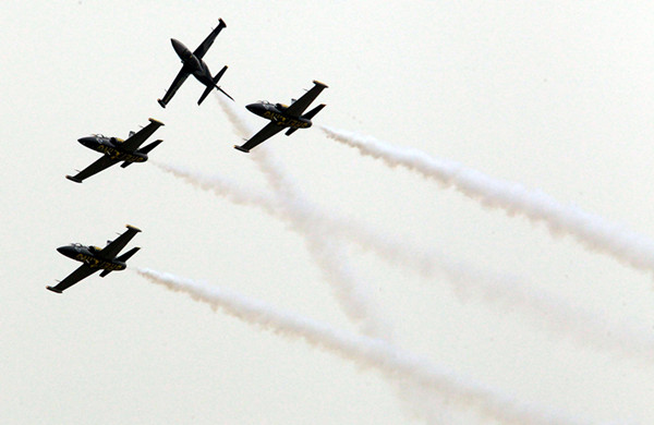 Aerobatic display(1) in 2012 [Photo by Cheng Lin]_副本.jpg