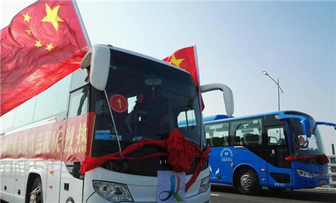 Bus-truck convoy safely crosses bridge to Hong Kong