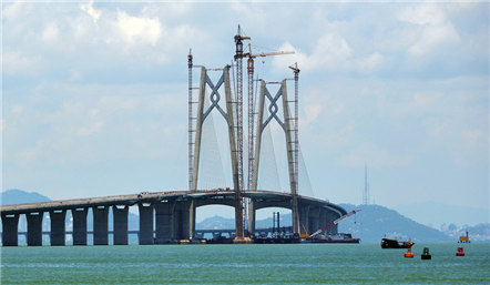 The first knit-shape bridge tower was installed on May 3, 2015.