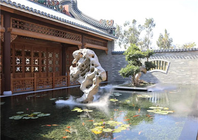Xiangshan Cantonese courtyard, moon gate on display