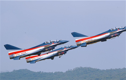 Bayi Aerobatic Team pulls off aerial stunts at Airshow China