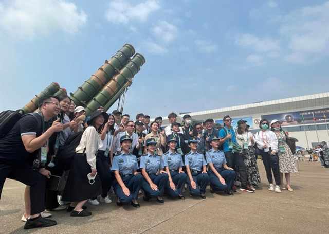 Up-and-coming HK, Macao people admire Airshow China