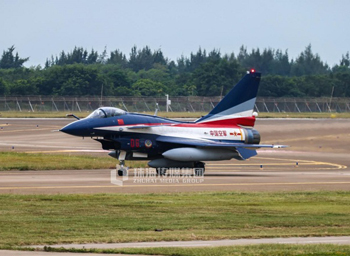 Bayi Aerobatic Team brings bigger formation to 14th Airshow China