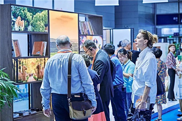 Foreigners visit Grand Canal Expo in Wuxi