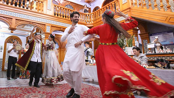 Influx of int'l tourists helps illuminate the real Xinjiang