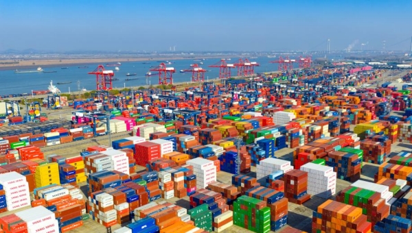 China's foreign trade hits new high, up 3.8 pct in 2025