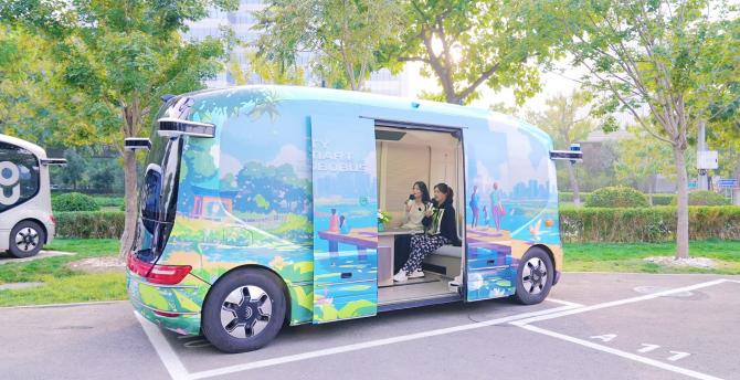 Self-driving minibus with multiple functions debuts in Beijing E-Town