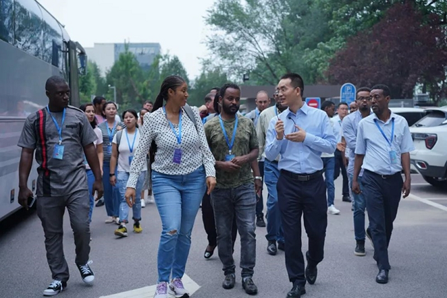 Medical institution delegation visits Beijing E-Town