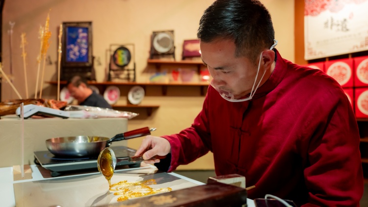 1761794992470044439.jpg 糖画老师.jpg