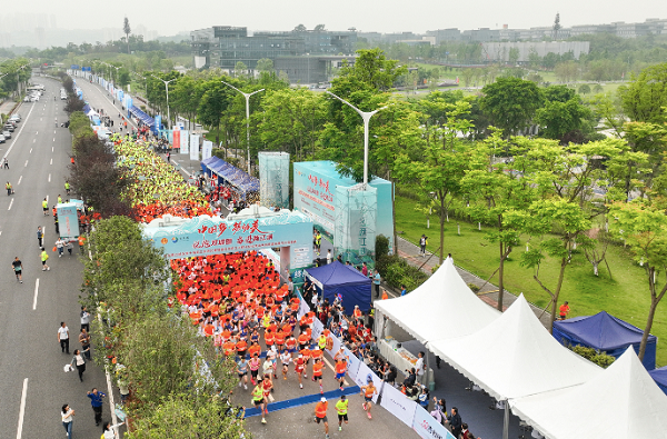 Workers’ long-distance race opens at Mingyue Lake