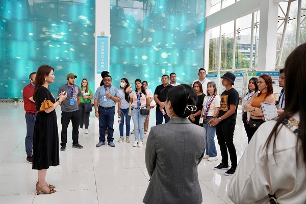 Visitors from Central America visit Liangjiang medical firm