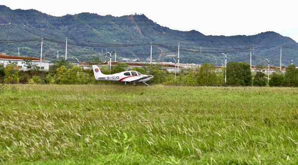 西锐SR20飞机_副本.jpg