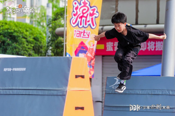 Liangjiang tweens push limits on parkour adventure 