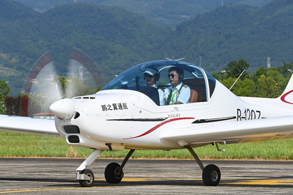 Chongqing-Chengdu's first low-altitude flight route launched in Liangjiang