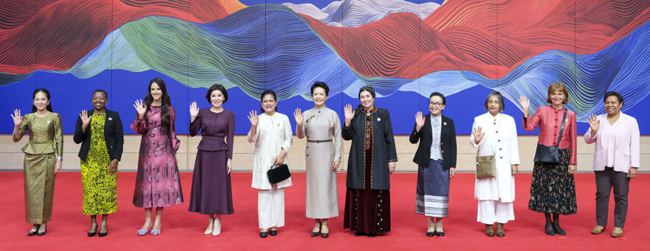 Peng Liyuan visits the CTCM