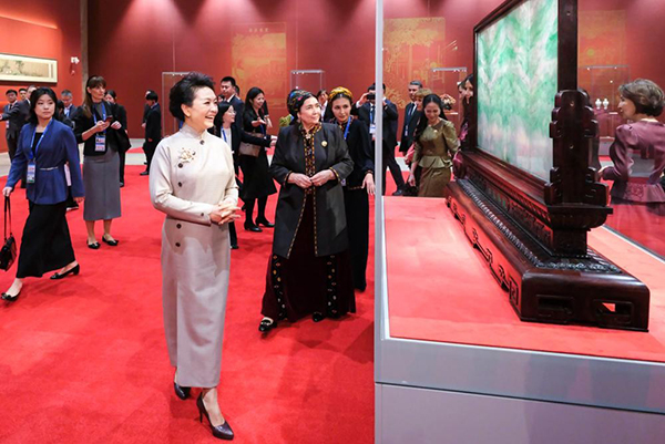 Peng Liyuan, spouses of foreign leaders visit China National Arts and Crafts Museum