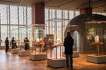 Encounter the Suspended 'Treasure Cabinet', Experience the Splendor of Chinese Arts and Crafts
