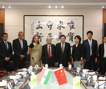 Li Wei meets with official from India