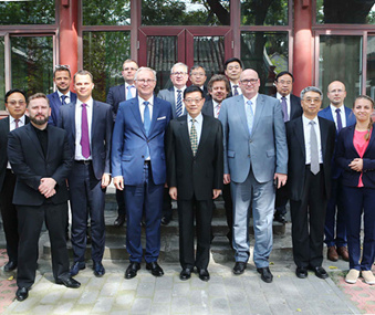 Li Wei meets with young Polish politicians