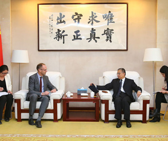 Zhang Laiming meets with CEO of LEGO group