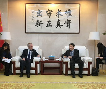 Long Guoqiang meets with official from UK Department for International Trade