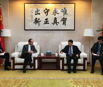 Long Guoqiang meets with official from US China Business Council