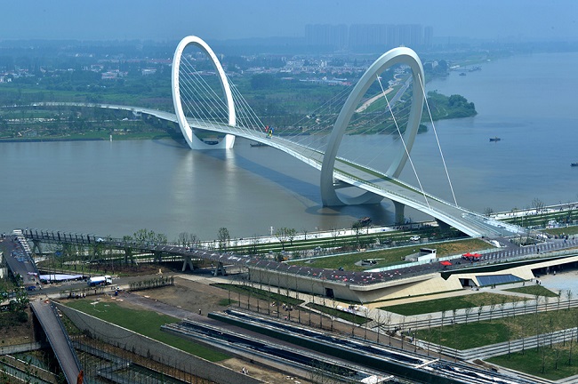 Nanjing Eye Footbridge captures the heart at first sight