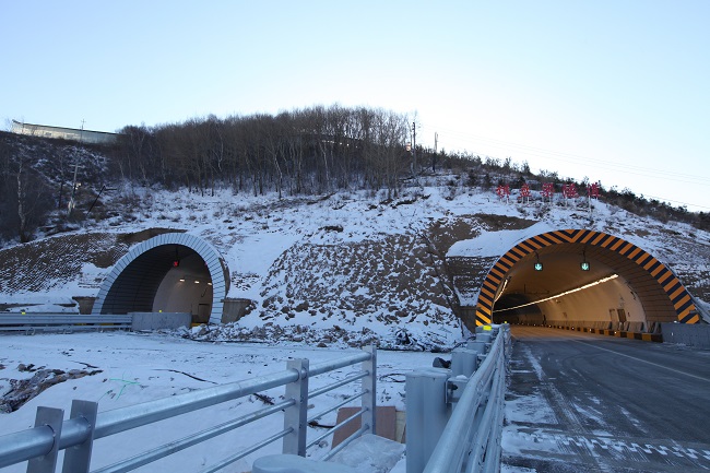 Yanqing-Chongli Expressway leads you to a skiing journey