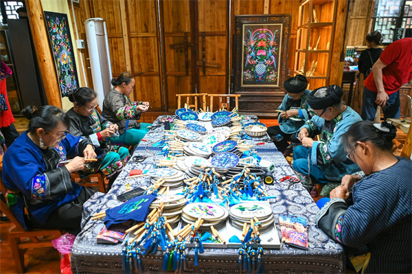 1735018993038005685.jpg 湘西苗绣2.jpg