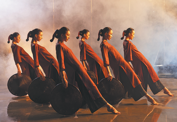 1-Dancers and cinematic stage design bring the story to life. CHINA DAILY.png
