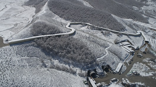 大雪后航拍绿色廊道和棋盘梁特长隧道.jpg