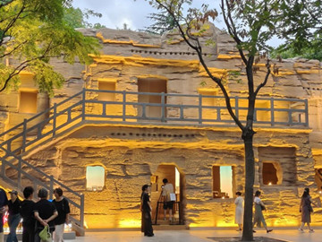 Immersive Dunhuang light culture pop-up debuts in Jing'an