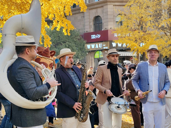 Changning's Huangjincheng Road transforms for ginkgo festival