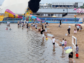 Sunny Beach in Fengxian unveils swimming season for 2025