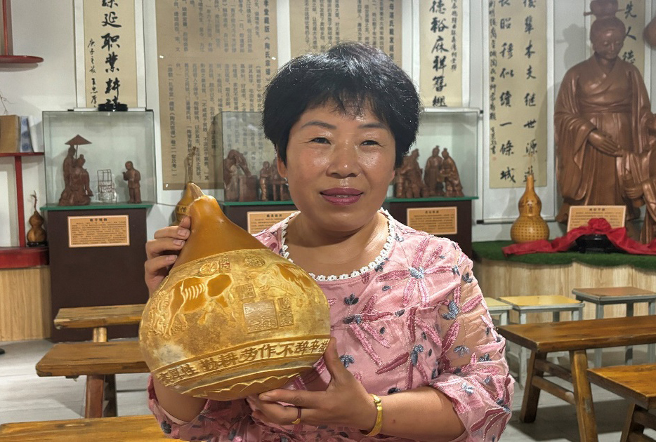 Gourd pyrography inheritor transforms lives in Shizuishan