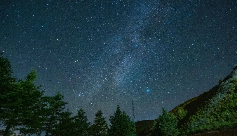 Stunning night sky captured over Liupan Mountain in Ningxia