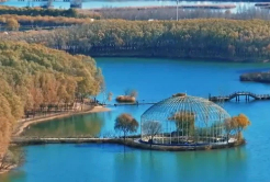 Xiangshan Lake in Zhongwei emits poetic charm in winter