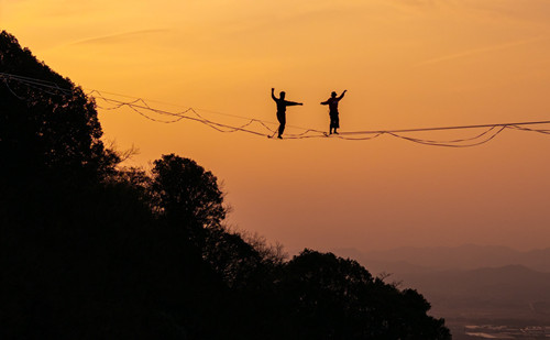 Chinese athlete triumphs in extreme slackline challenge in Quzhou