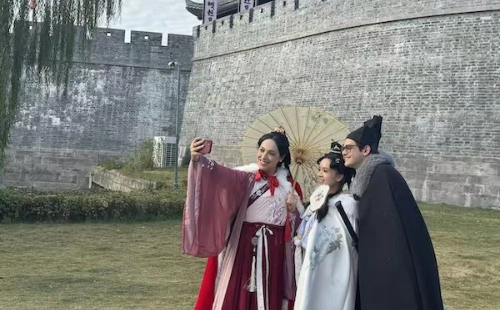 Intl visitors embrace Ningbo's ancient traditions