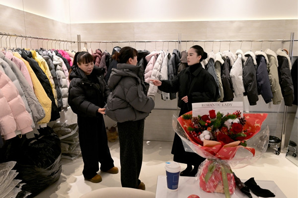 China Garment City sees surge in down jacket sales