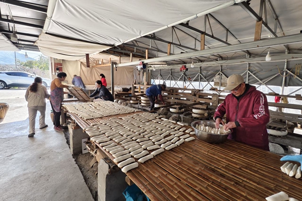 Winter ushers in peak season for niangao in Shaoxing